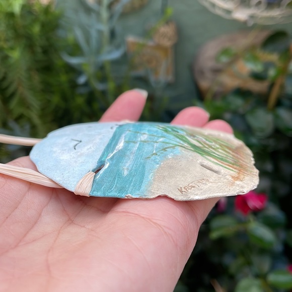 Hand painted sand dollar - Picture 4 of 13